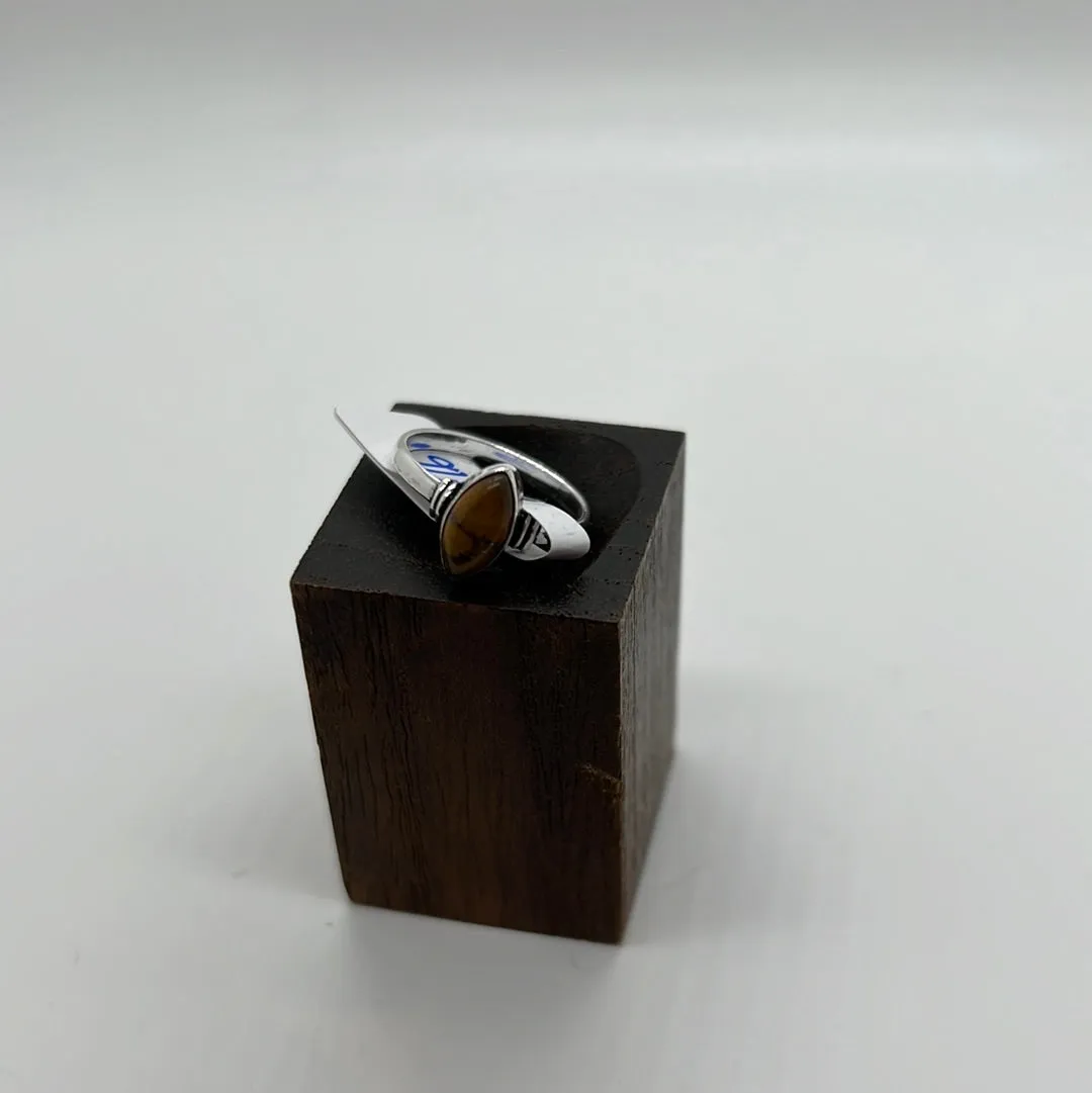Elegant simplicity brass setting