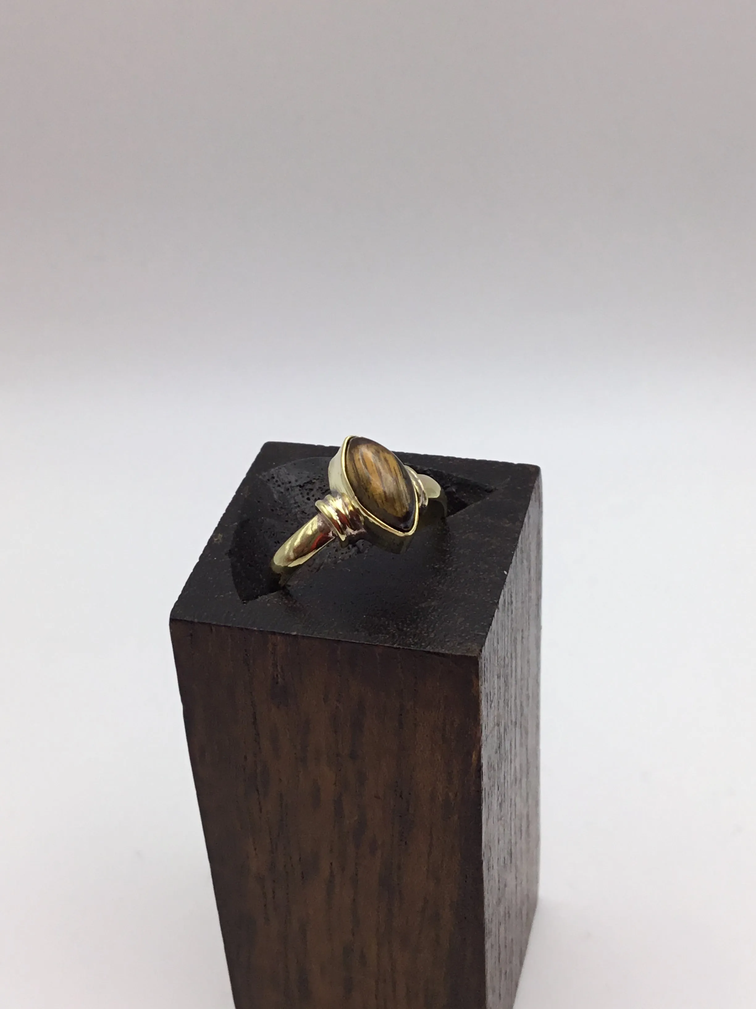 Elegant simplicity brass setting