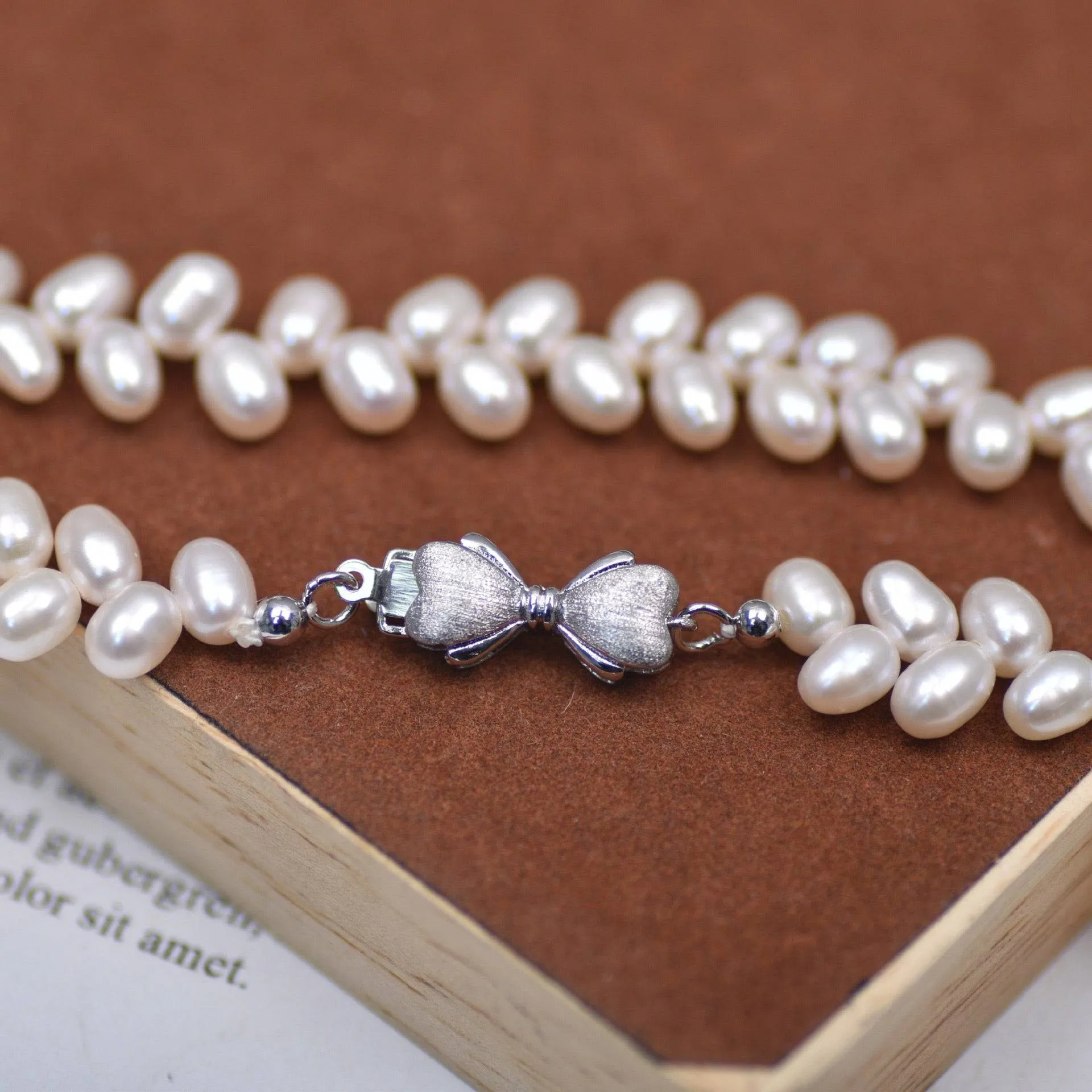 Leaf Pearl Necklace (US)