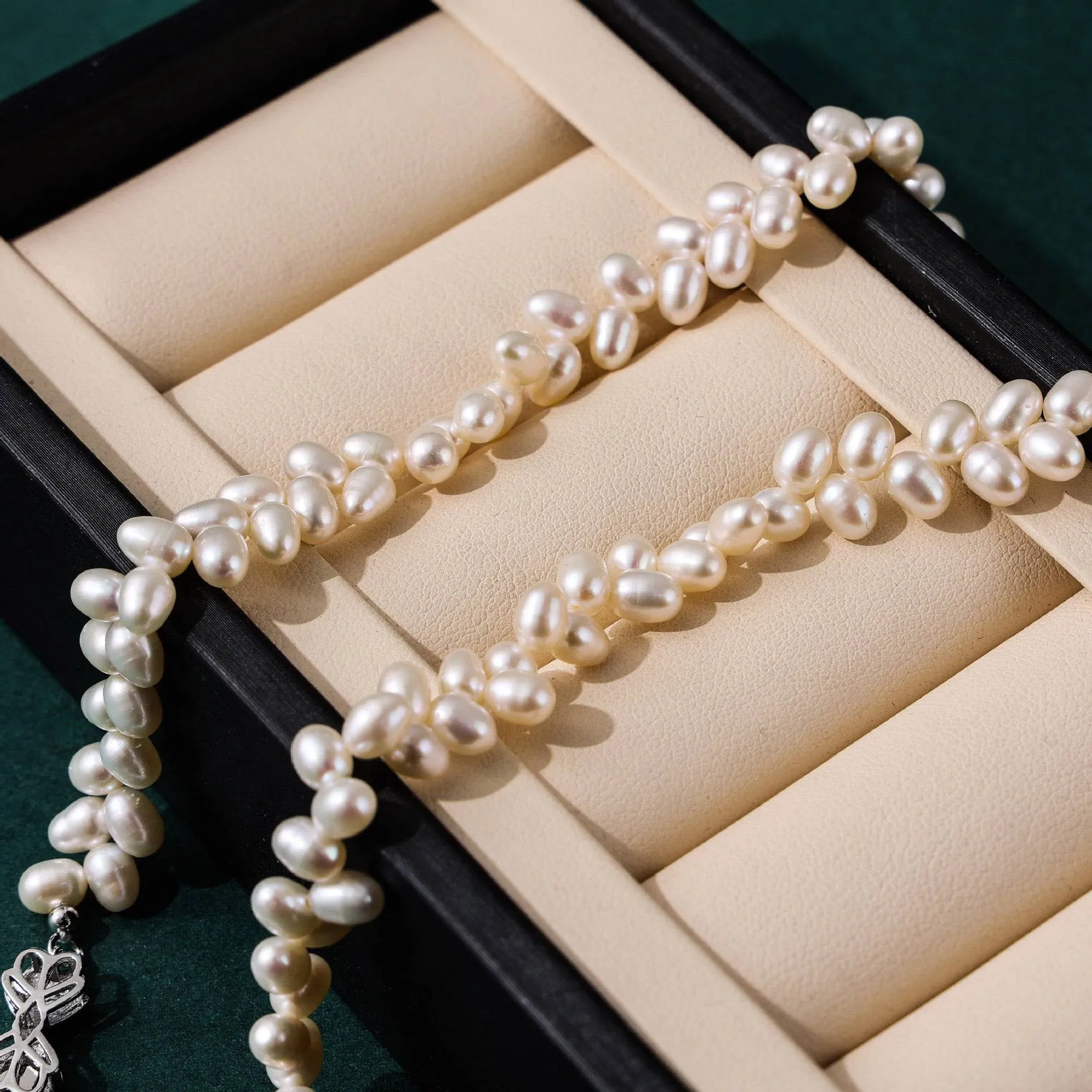 Leaf Pearl Necklace (US)
