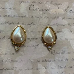 Richelieu Vintage Pearl Oval stud earrings