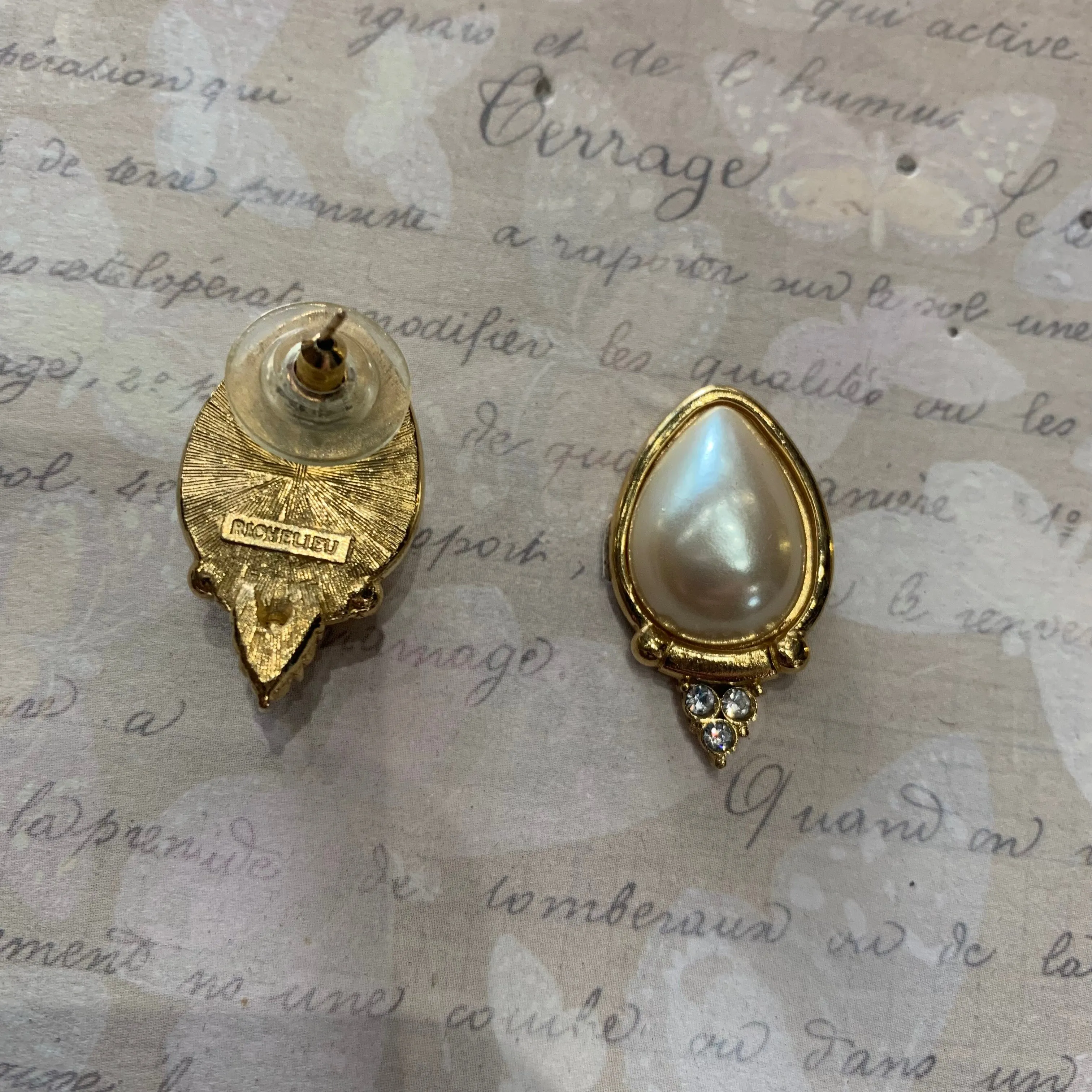 Richelieu Vintage Pearl Oval stud earrings